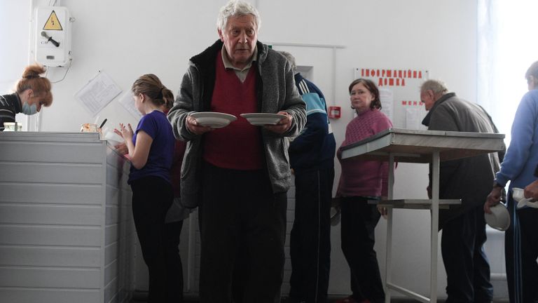 Беженцы из Рубежного получают еду в лицее №2 города Старобельска Беженцы из Рубежного получают еду в лицее №2 города Старобельска