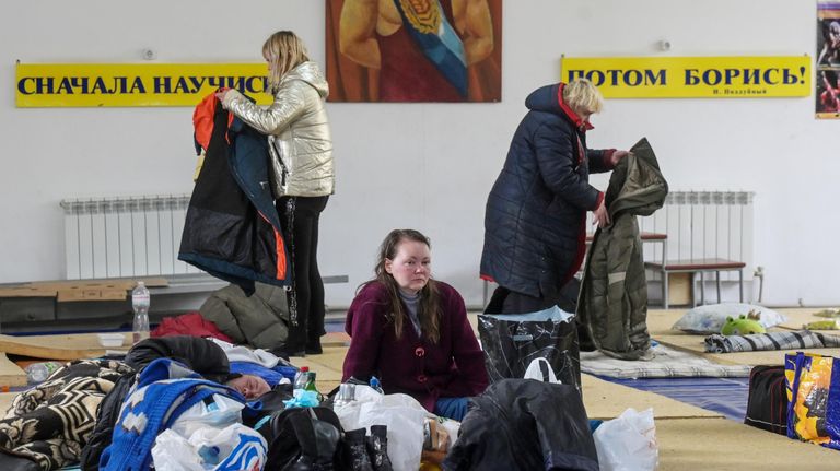 Эвакуированные жители Мариуполя в пункте временного размещения беженцев в здании спортивного клуба в селе Володарское Эвакуированные жители Мариуполя в пункте временного размещения беженцев в здании спортивного клуба в селе Володарское