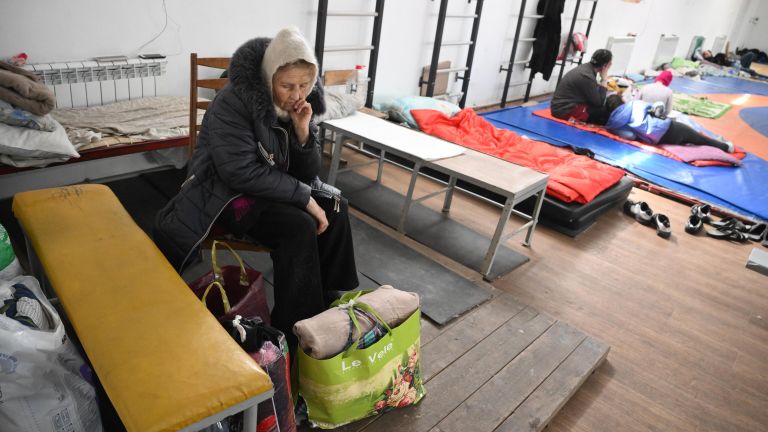 Эвакуированные жители Мариуполя в пункте временного размещения беженцев в здании спортивного клуба в селе Володарское Эвакуированные жители Мариуполя в пункте временного размещения беженцев в здании спортивного клуба в селе Володарское