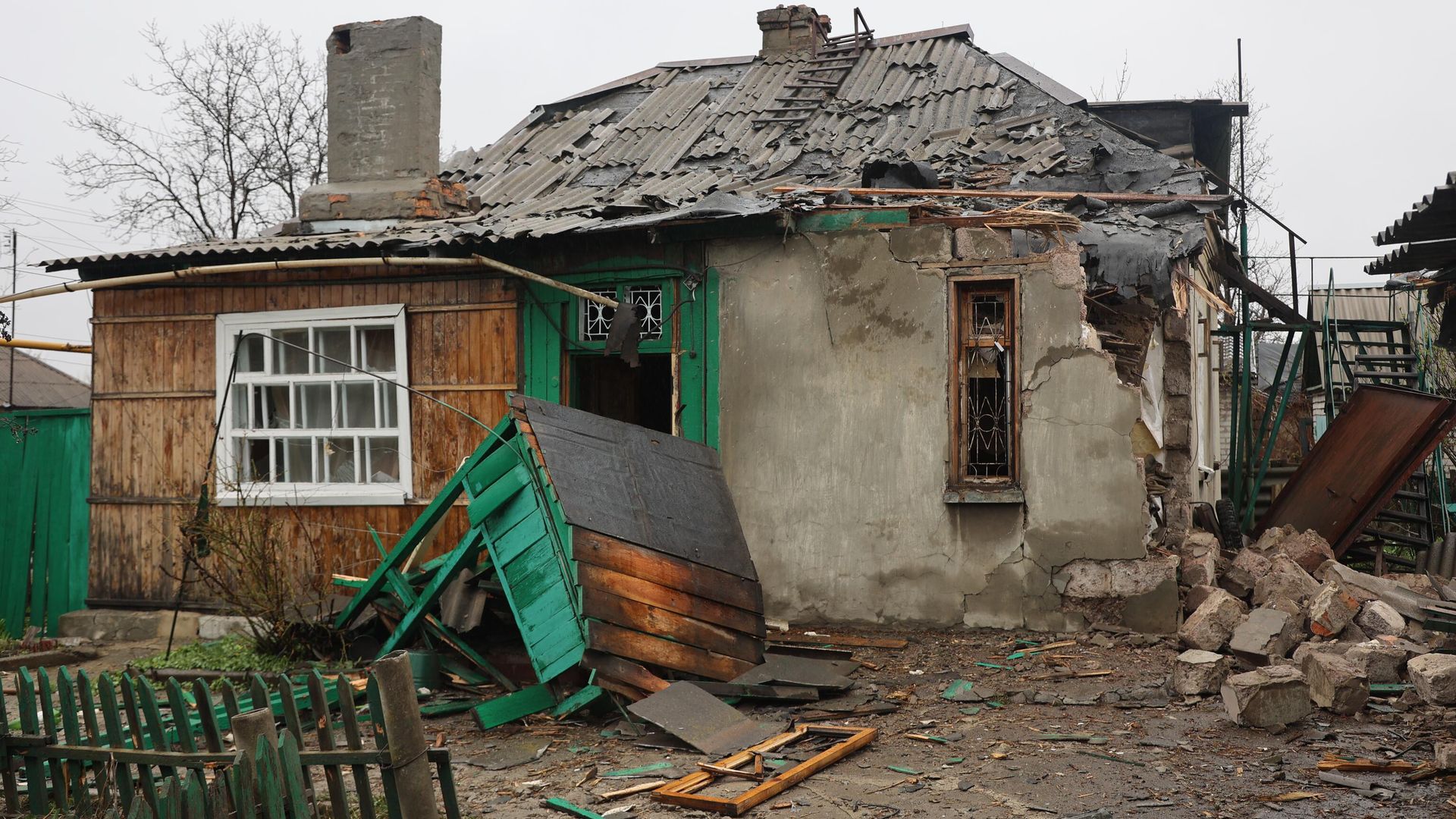 Дом, обстрелянный из РСЗО Град ВСУ, в Ясиноватой Дом, обстрелянный из РСЗО Град ВСУ, в Ясиноватой - РИА Новости, 1920, 20.04.2022