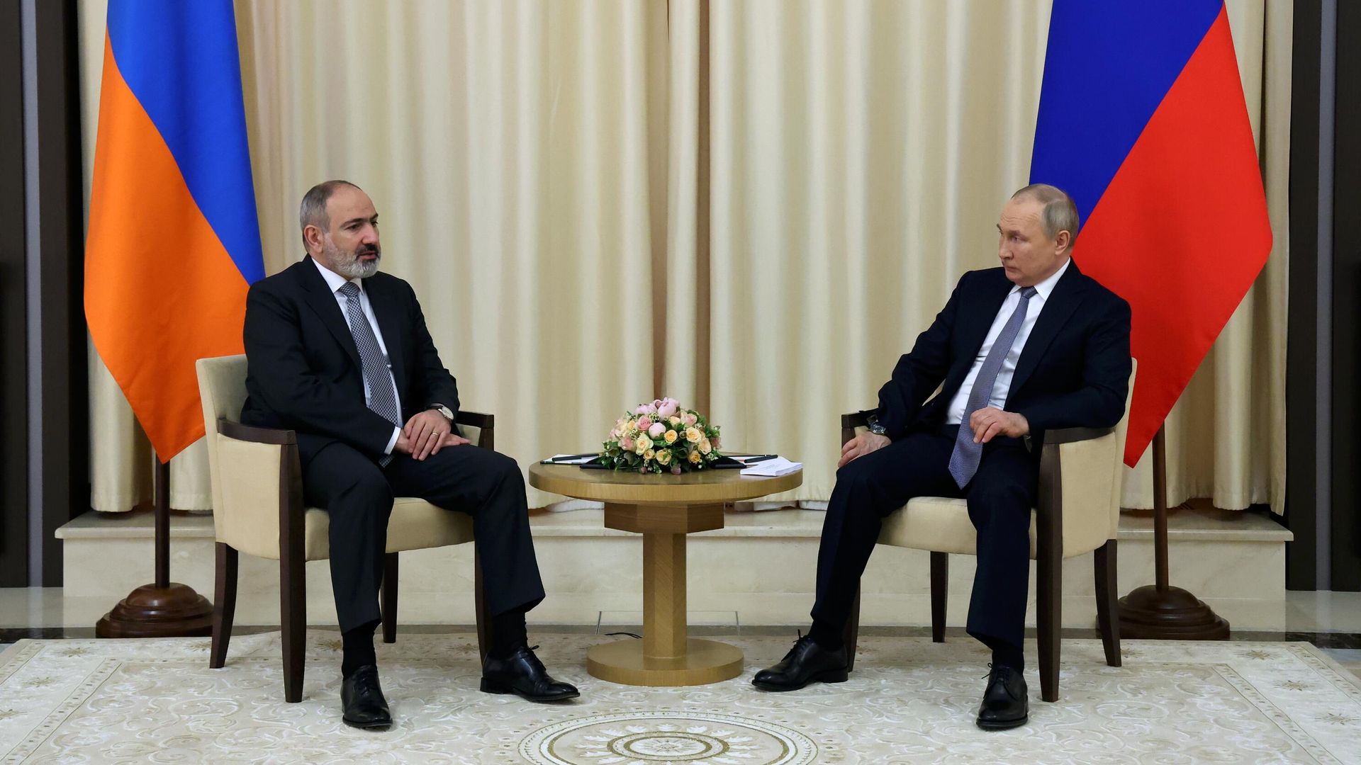 Президент РФ Владимир Путин и премьер-министр Армении Никол Пашинян во время встречи Президент РФ Владимир Путин и премьер-министр Армении Никол Пашинян во время встречи - РИА Новости, 1920, 19.04.2022