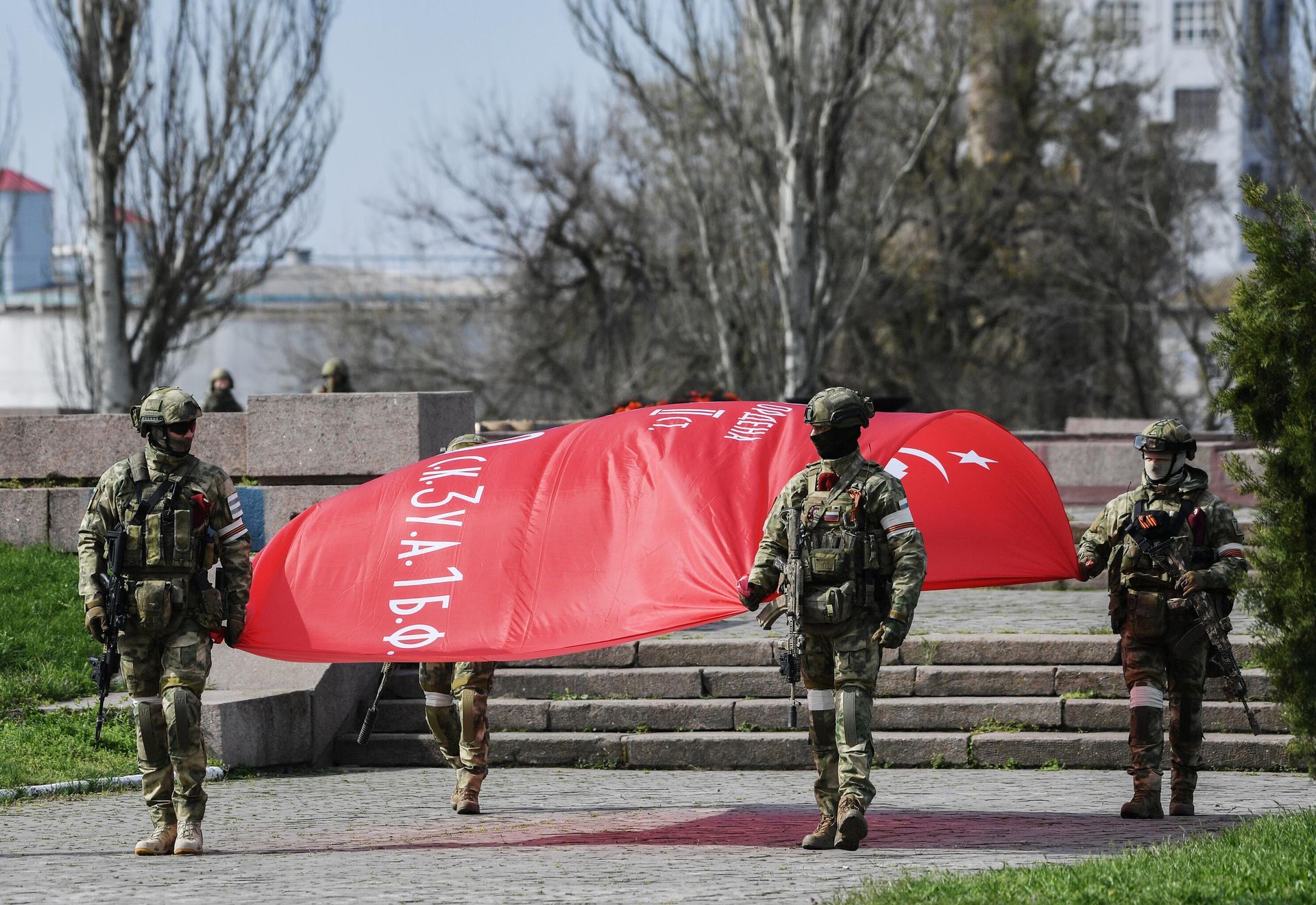 Военнослужащие Росгвардии подняли копию Знамени Победы на Аллее Славы в Херсоне Военнослужащие Росгвардии подняли копию Знамени Победы на Аллее Славы в Херсоне - РИА Новости, 1920, 28.04.2022