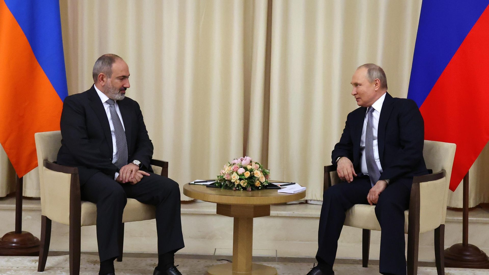 Президент РФ Владимир Путин и премьер-министр Армении Никол Пашинян (слева) во время встречи Президент РФ Владимир Путин и премьер-министр Армении Никол Пашинян (слева) во время встречи - РИА Новости, 1920, 13.09.2022