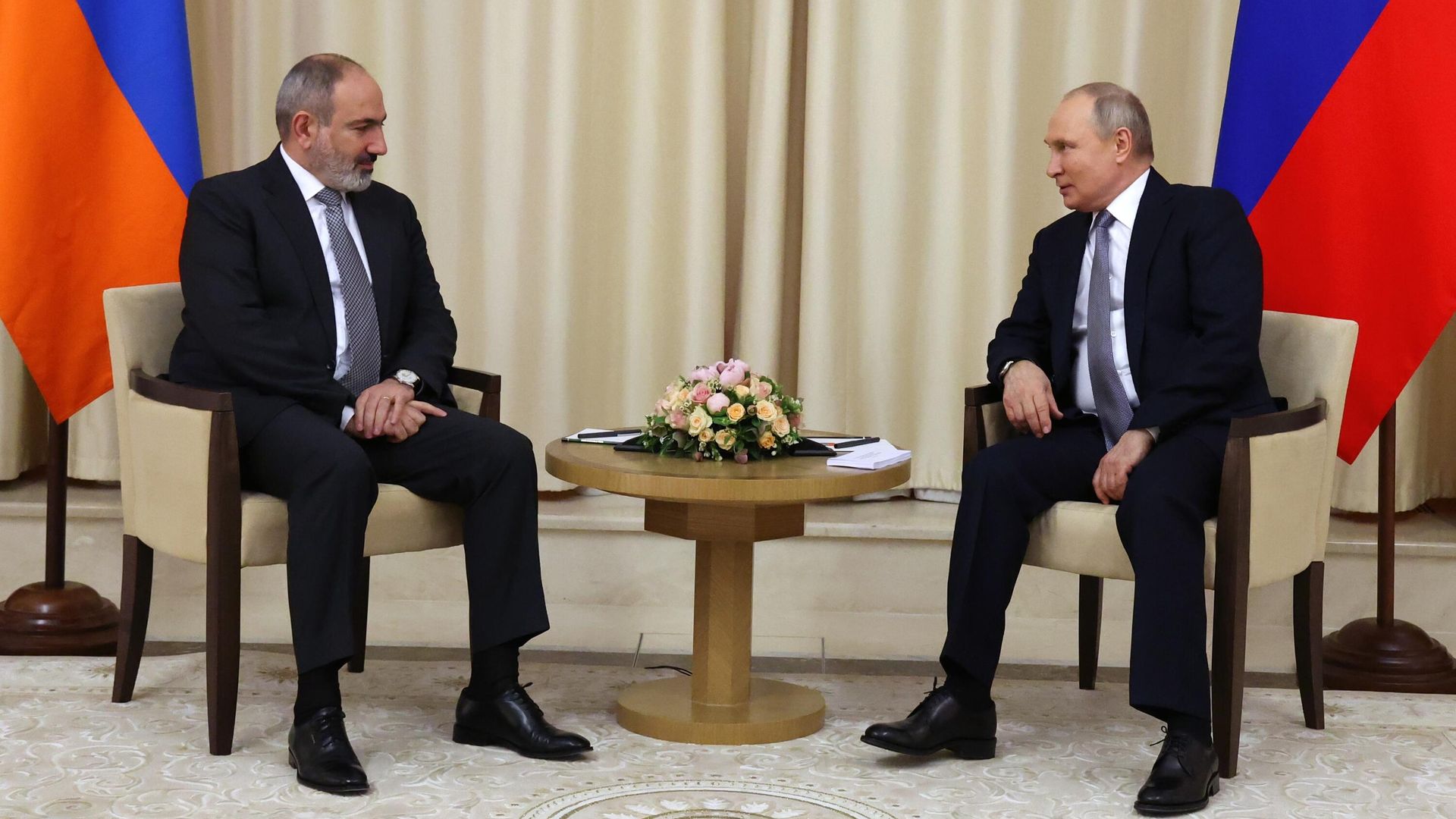 Президент РФ Владимир Путин и премьер-министр Армении Никол Пашинян (слева) во время встречи Президент РФ Владимир Путин и премьер-министр Армении Никол Пашинян (слева) во время встречи - РИА Новости, 1920, 05.05.2023