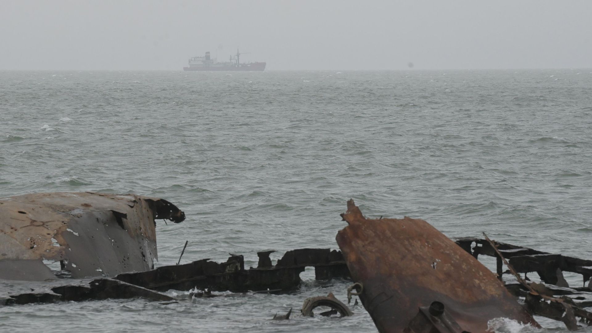 Останки корабля в морском торговом порту Мариуполя Останки корабля в морском торговом порту Мариуполя - РИА Новости, 1920, 01.05.2022