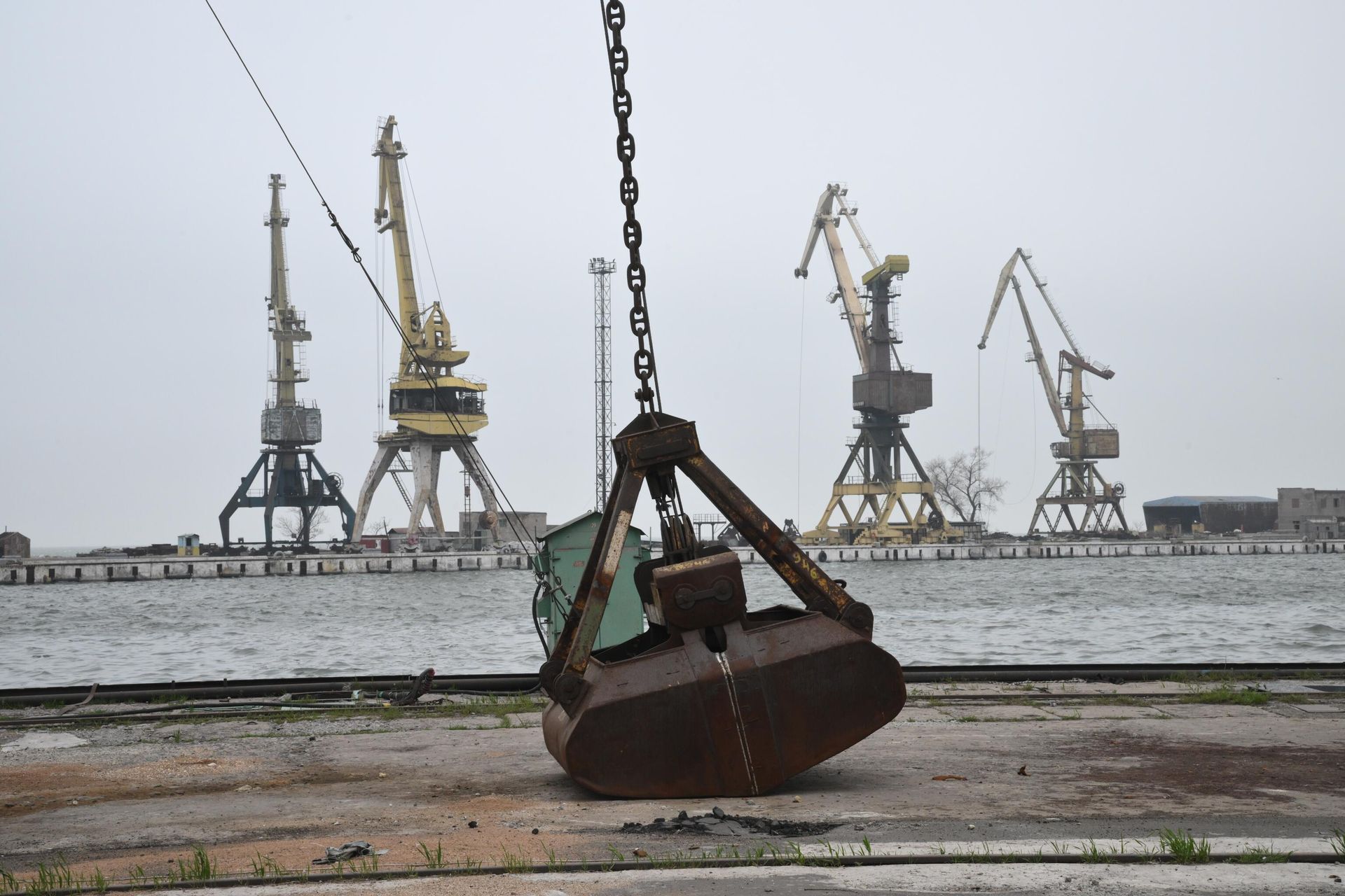 Портовые краны в морском торговом порту Мариуполя