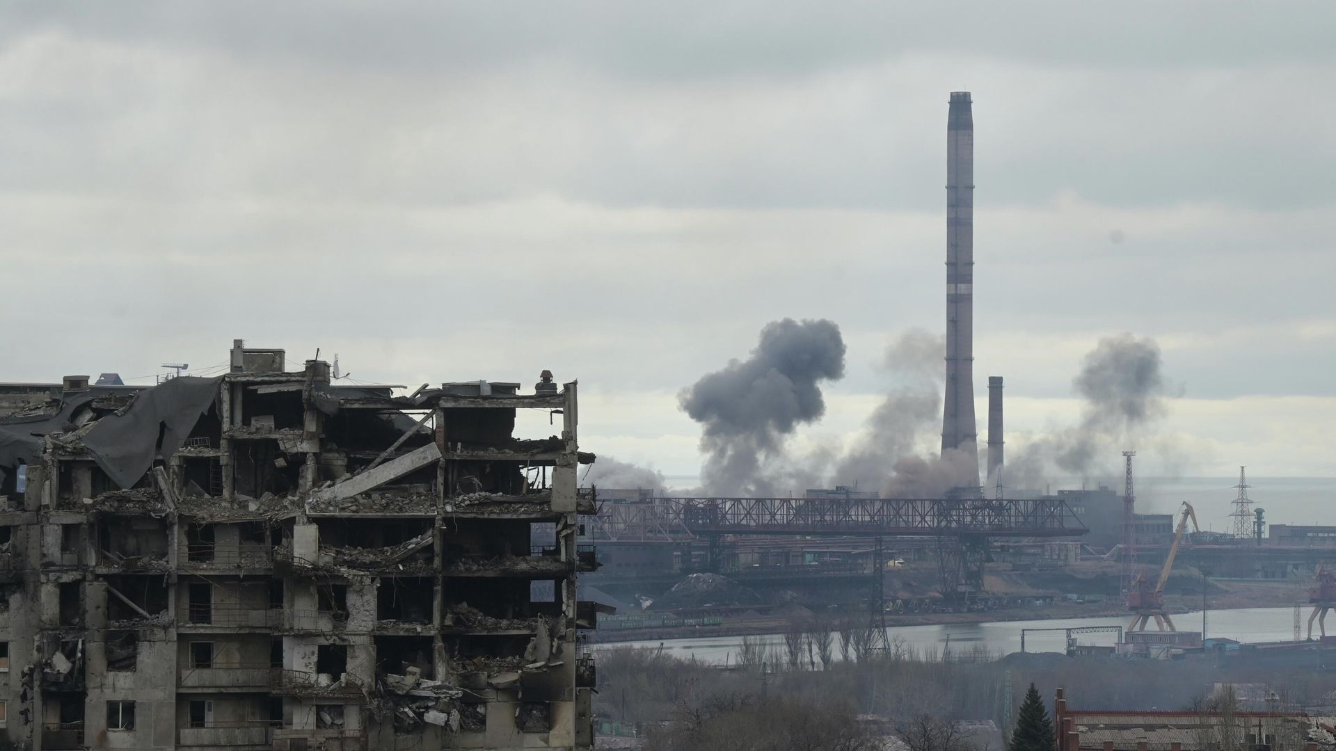 Дым над заводом Азовсталь в Мариуполе Дым над заводом Азовсталь в Мариуполе - РИА Новости, 1920, 20.04.2022