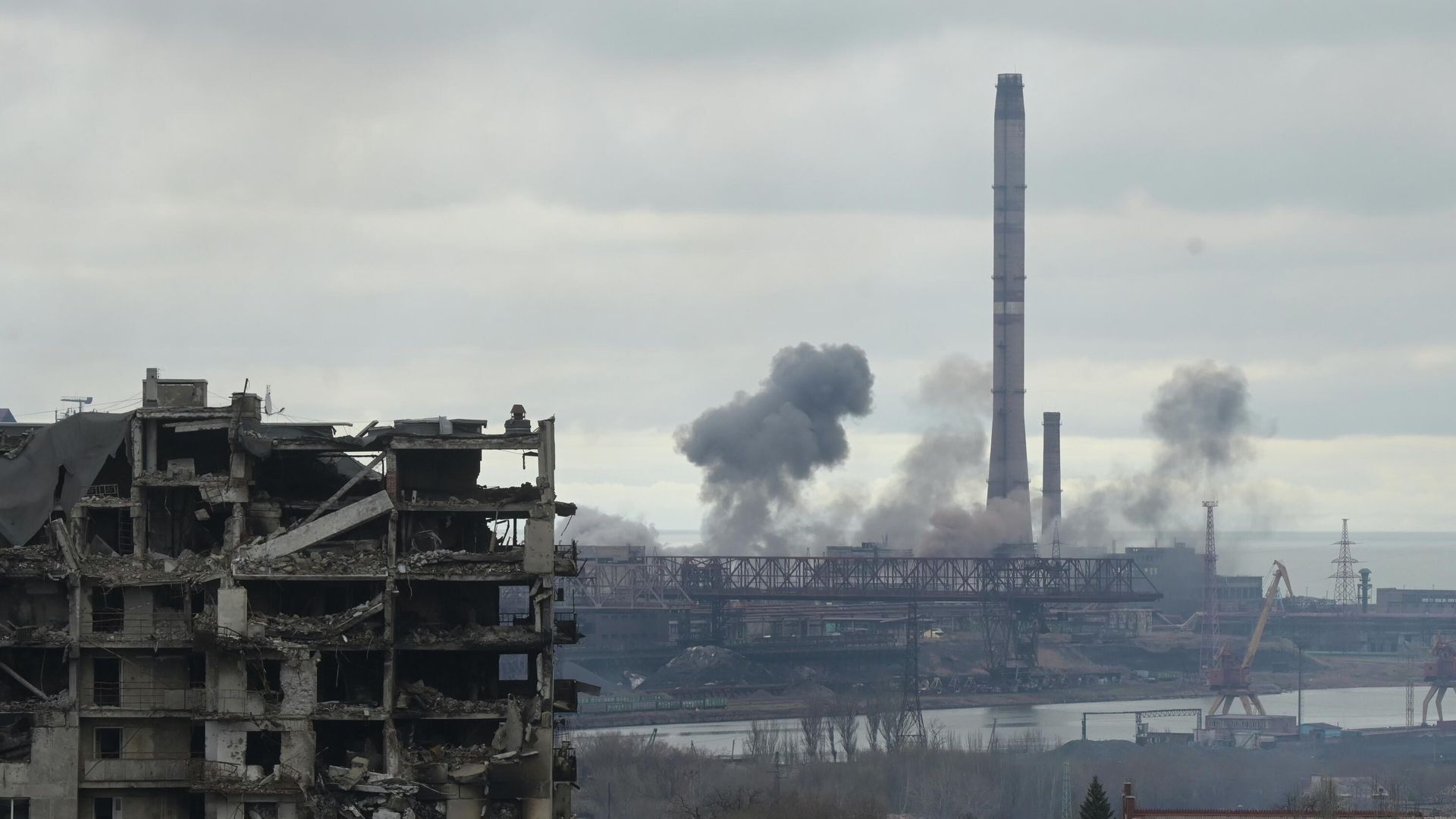 Дым над заводом Азовсталь в Мариуполе Дым над заводом Азовсталь в Мариуполе - РИА Новости, 1920, 20.04.2022