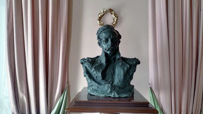 Бюст М.Ю. Лермонтова в Усадьбе Середниково Бюст М.Ю. Лермонтова в Усадьбе Середниково