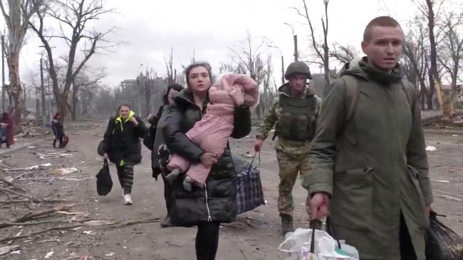 Кадры эвакуации с территории завода Азовсталь в Мариуполе