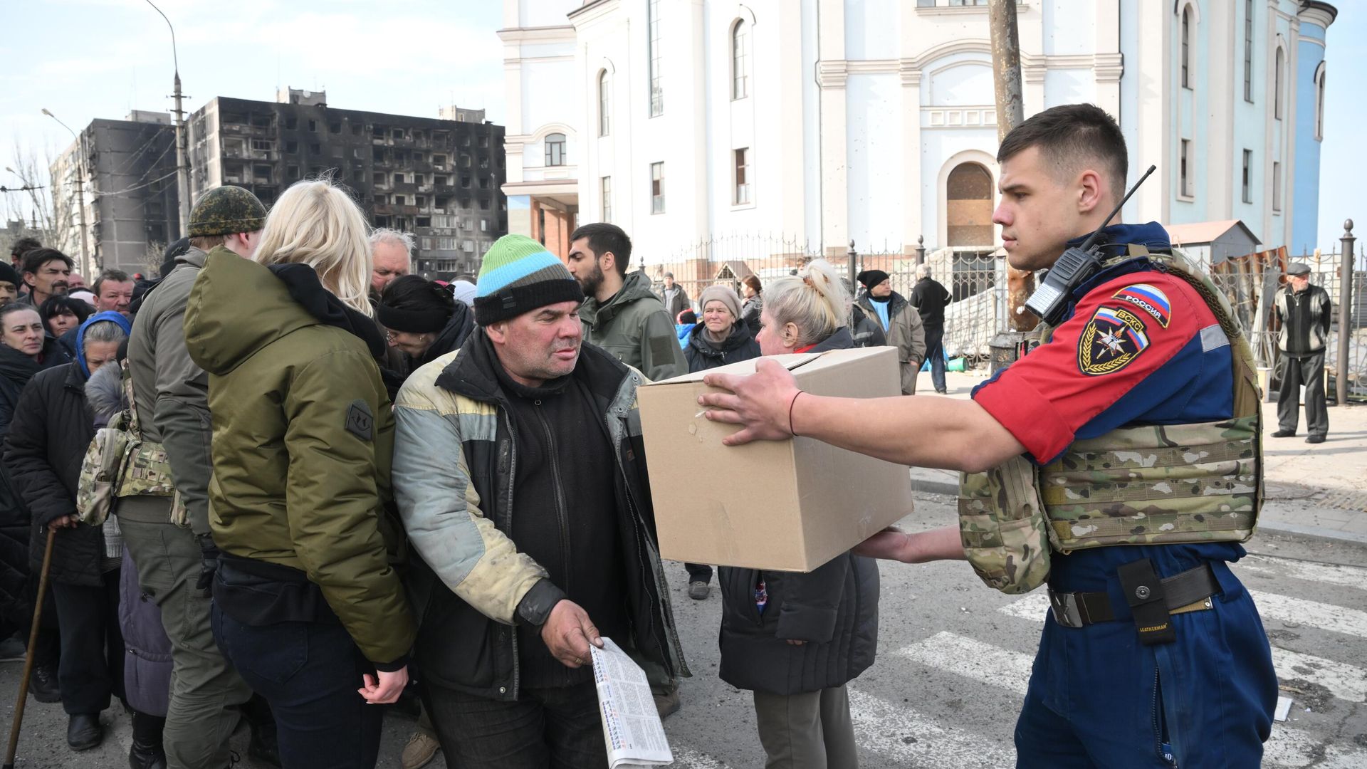 Раздача гуманитарной помощи сотрудниками МЧС РФ в центре Мариуполя Раздача гуманитарной помощи сотрудниками МЧС РФ в центре Мариуполя - РИА Новости, 1920, 22.04.2022