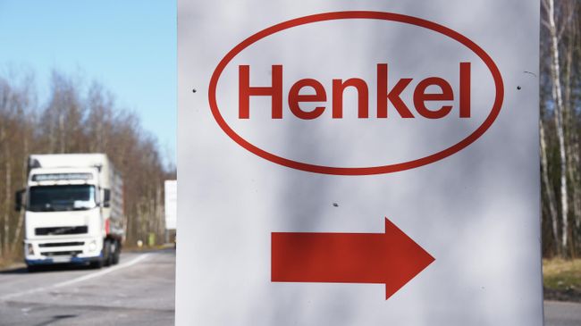 Логотип компании Henkel при въезде на территорию завода в Московской области
