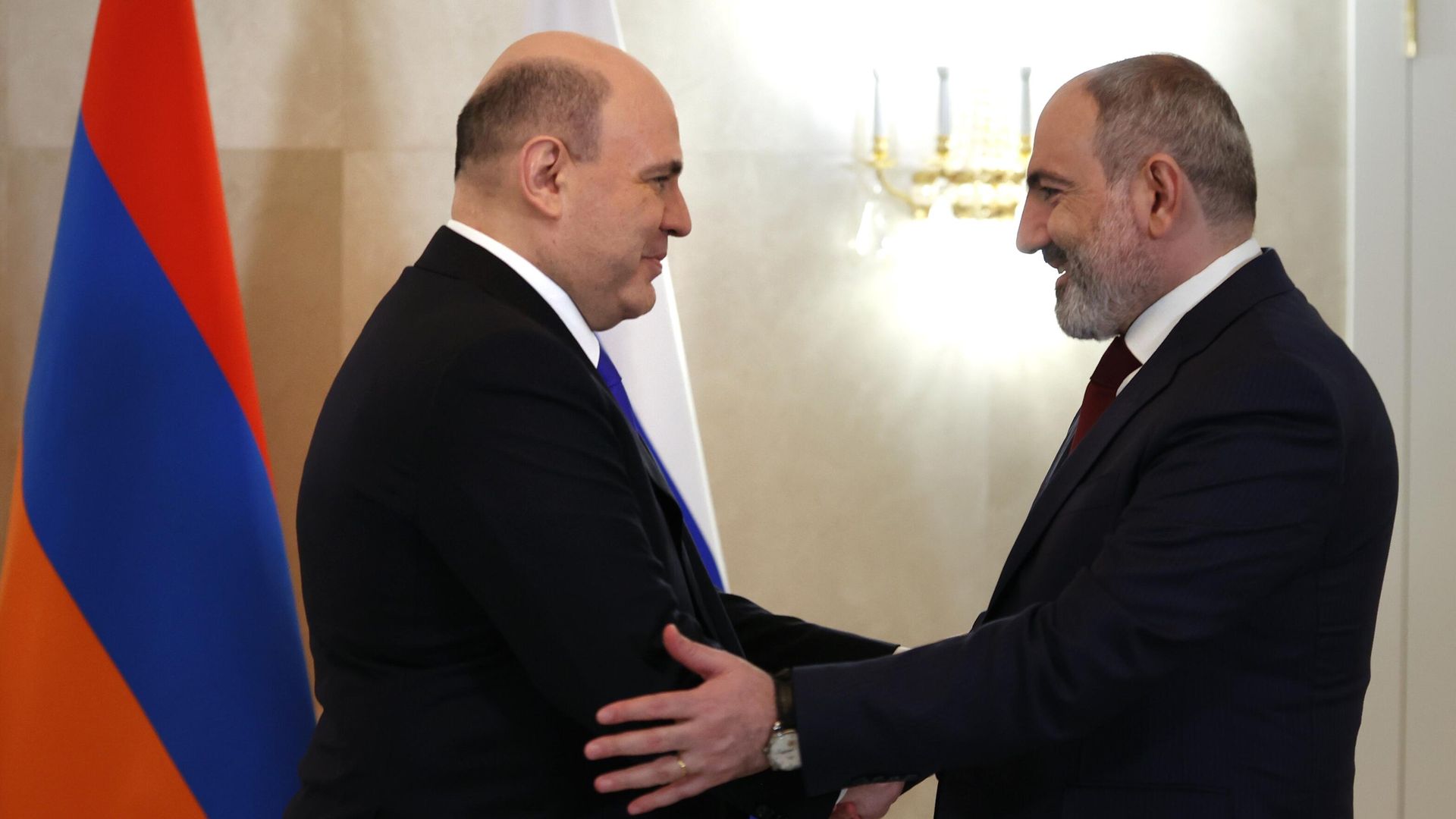 Председатель правительства РФ Михаил Мишустин и премьер-министр Армении Никол Пашинян во время встречи в Москве Председатель правительства РФ Михаил Мишустин и премьер-министр Армении Никол Пашинян во время встречи в Москве - РИА Новости, 1920, 20.04.2022