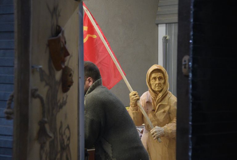 Скульптура украинской бабушки автора Александра Ивченко в мастерской в Воронеже Скульптура украинской бабушки автора Александра Ивченко в мастерской в Воронеже