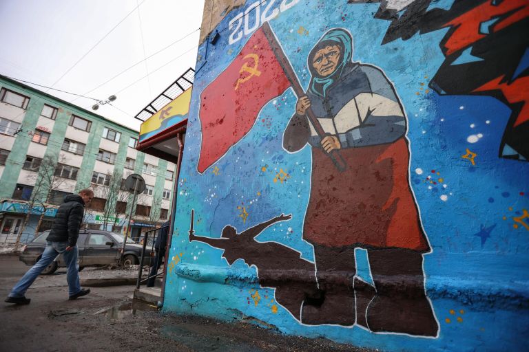 Граффити с изображением украинской бабушки с красным флагом в Мурманске Граффити с изображением украинской бабушки с красным флагом в Мурманске