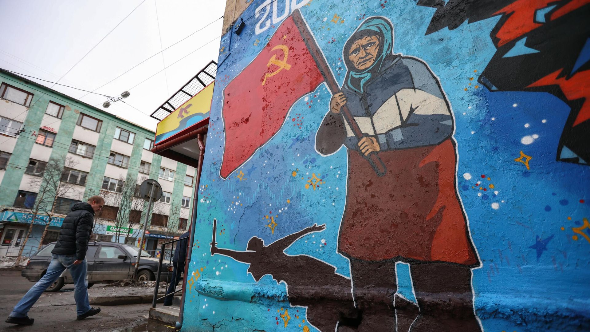 Граффити с изображением украинской бабушки с красным флагом в Мурманске Граффити с изображением украинской бабушки с красным флагом в Мурманске - РИА Новости, 1920, 23.04.2022
