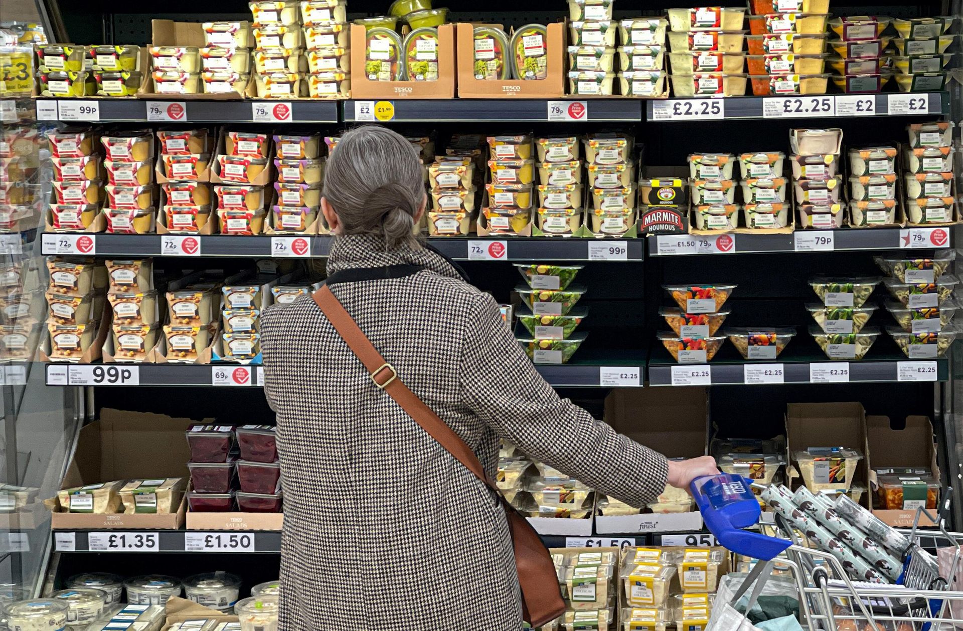 Покупатель в магазине Tesco в Лондоне Покупатель в магазине Tesco в Лондоне - РИА Новости, 1920, 20.04.2022