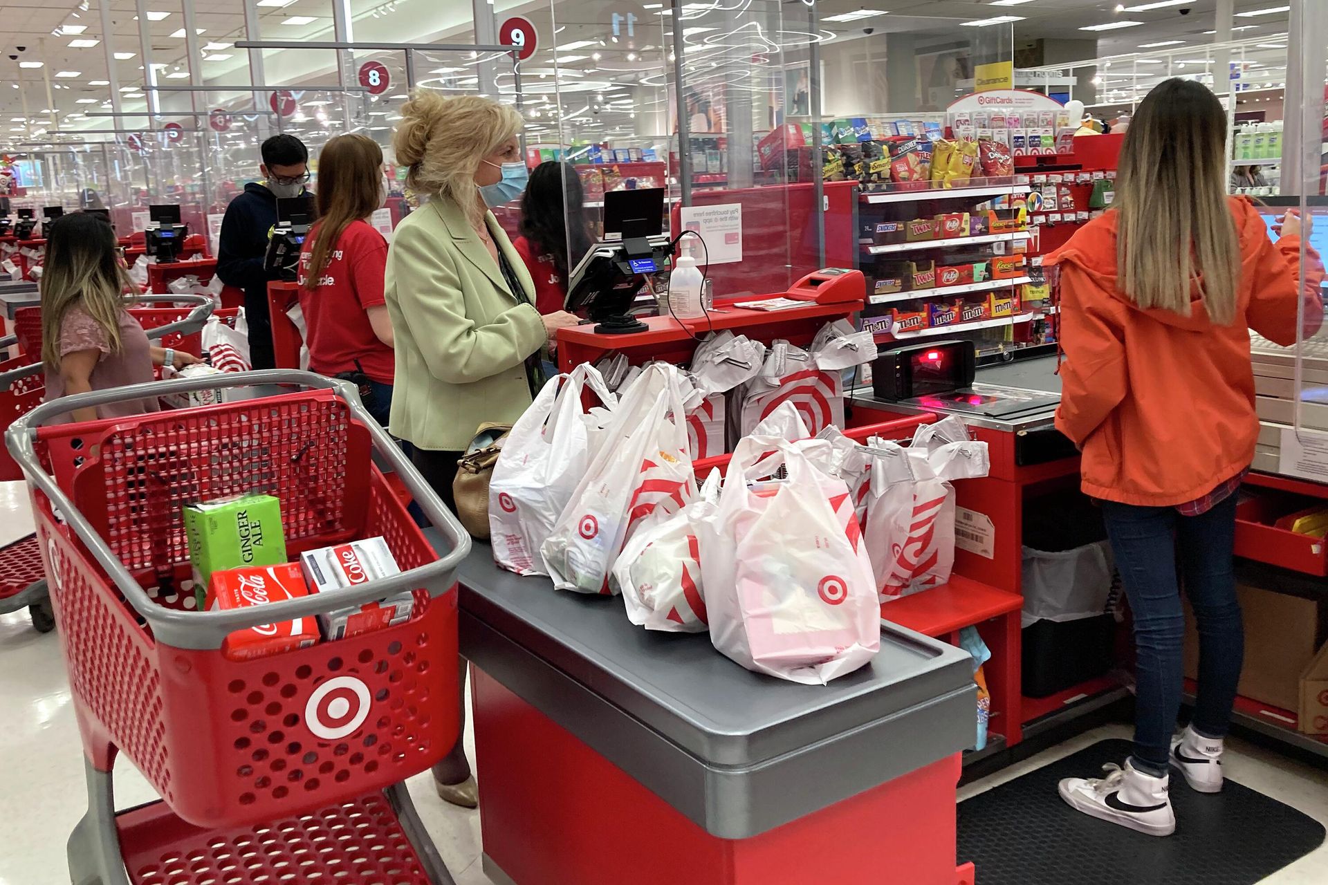 Женщина делает покупки в магазине Target в Вернон-Хиллзе, США Женщина делает покупки в магазине Target в Вернон-Хиллзе, США - РИА Новости, 1920, 20.04.2022