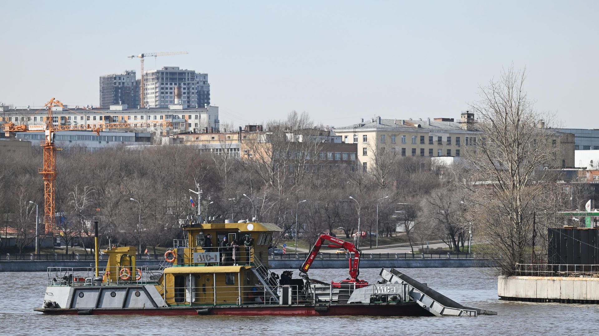 Судно МС-1 собирает мусор в акватории Москва-реки в рамках подготовки к открытию технической навигации - РИА Новости, 1920, 22.04.2022
