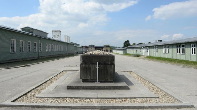 Памятный знак мемориала Маутхаузен на площади перекличек на территории бывшего нацистского концлагеря Маутхаузен в Австрии
