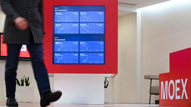 Монитор с котировками фондового и валютного рынков на экране в здании Московской биржи