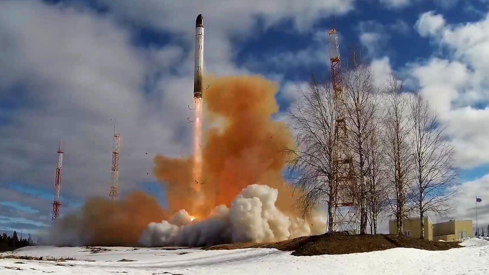 Пуск межконтинентальной баллистической ракеты стационарного базирования Сармат с космодрома Плесецк Пуск межконтинентальной баллистической ракеты стационарного базирования Сармат с космодрома Плесецк - РИА Новости, 1920, 21.04.2022
