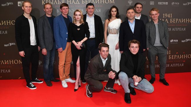 Режиссер Константин Буслов (третий справа) со съемочной группой на премьере своего фильма 1941. Крылья над Берлином в кинотеатре КАРО 11 Октябрь в Москве