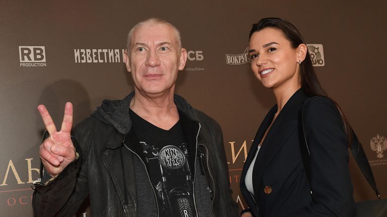Актер Игорь Жижикин со спутницей на премьере фильма Константина Буслова 1941. Крылья над Берлином в кинотеатре КАРО 11 Октябрь в Москве Актер Игорь Жижикин со спутницей на премьере фильма Константина Буслова 1941. Крылья над Берлином в кинотеатре КАРО 11 Октябрь в Москве