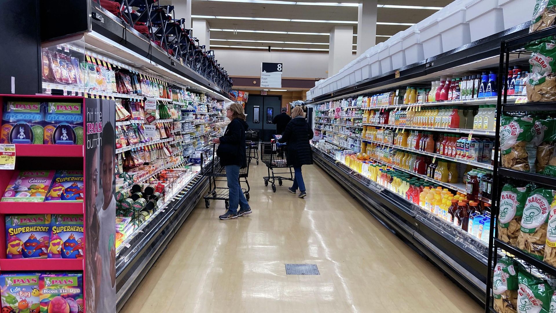 Покупатели в продуктовом магазине на Маунт-Проспект, штат Иллинойс, США Покупатели в продуктовом магазине на Маунт-Проспект, штат Иллинойс, США - РИА Новости, 1920, 04.08.2022