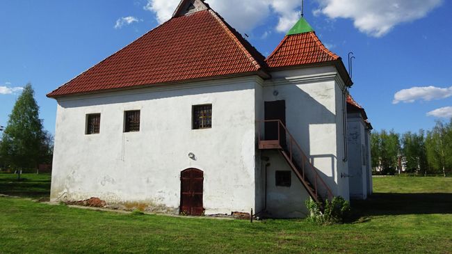 Дом Меншикова (1702 г.) Южная торцевая стена - одна из немногих в здании, сохранившихся с петровских времён Дом Меншикова (1702 г.) Южная торцевая стена - одна из немногих в здании, сохранившихся с петровских времён