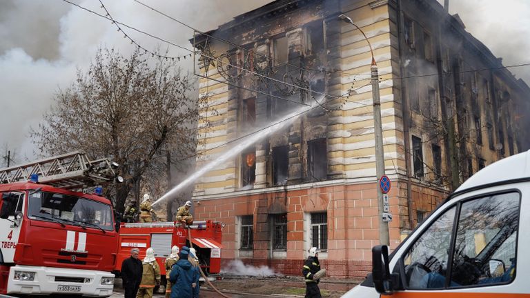 Сотрудники пожарной службы тушат пожар в здании Центрального научно-исследовательского института войск Воздушно-космической обороны в Твери Сотрудники пожарной службы тушат пожар в здании Центрального научно-исследовательского института войск Воздушно-космической обороны в Твери
