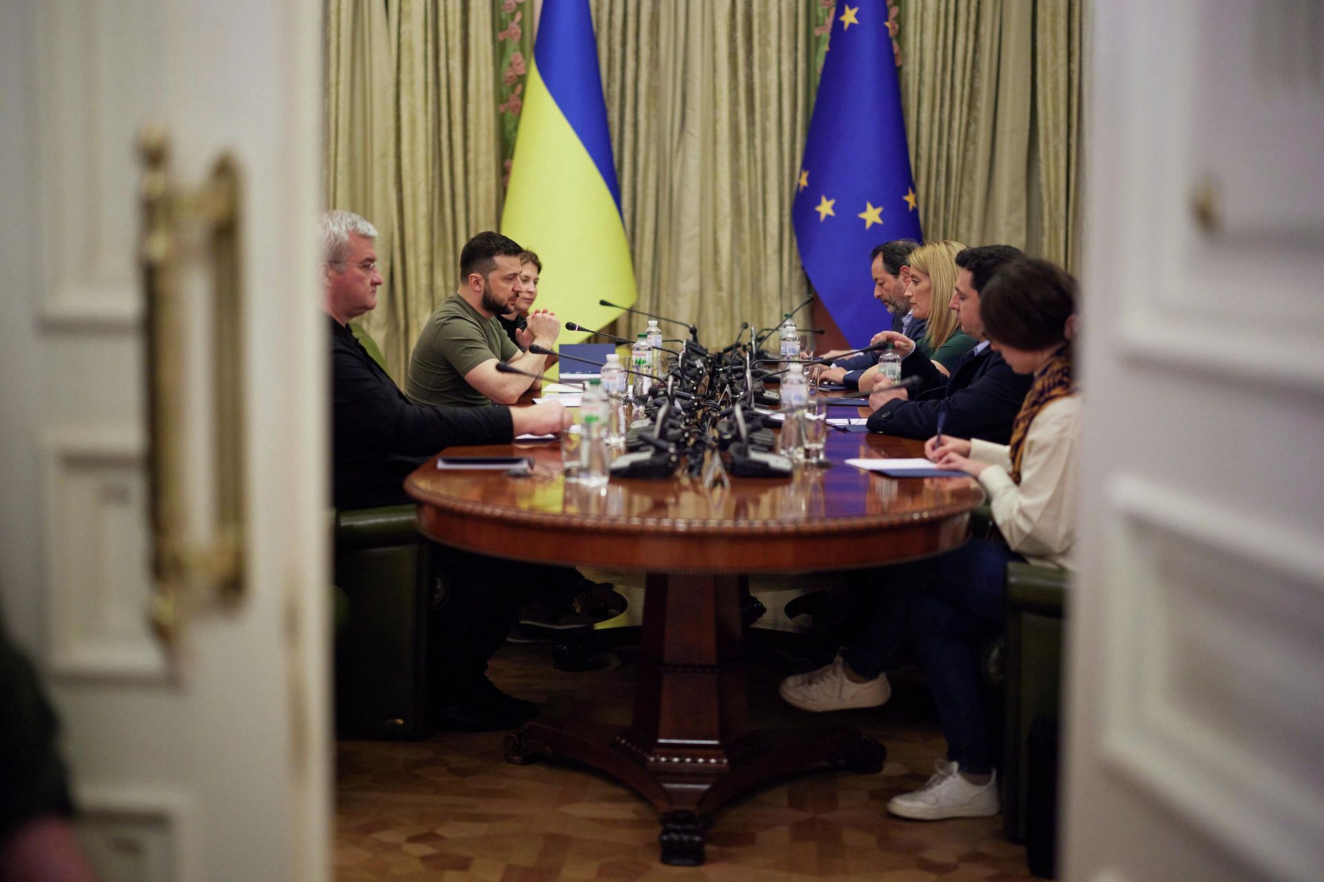 Президент Украины Владимир Зеленский во время встречи с председателями Европейского парламента Президент Украины Владимир Зеленский во время встречи с председателями Европейского парламента - РИА Новости, 1920, 21.04.2022