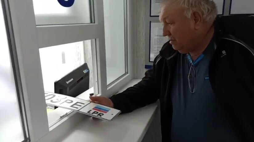Замена украинских номеров на номера ЛНР в Старобельске и Сватово - РИА Новости, 1920, 21.04.2022