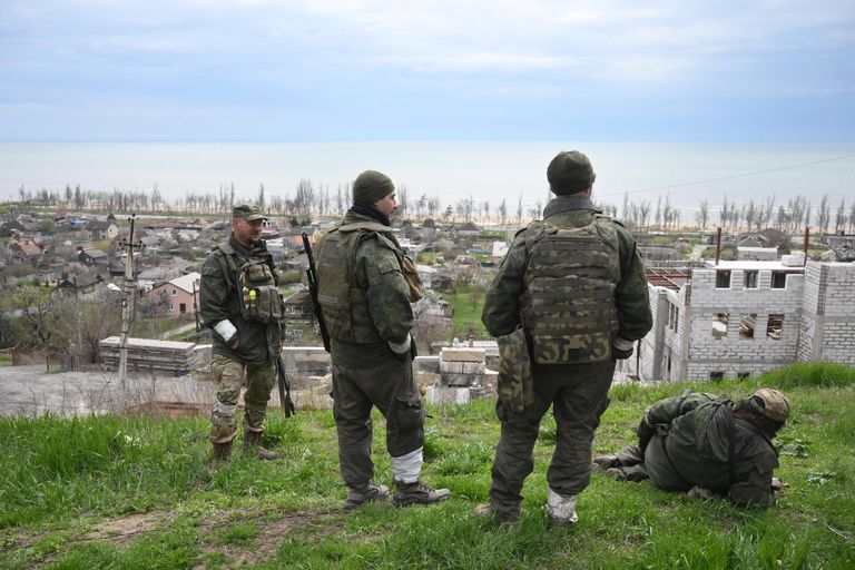 Бойцы Народной милиции ДНР в Левобережном районе Мариуполя Бойцы Народной милиции ДНР в Левобережном районе Мариуполя