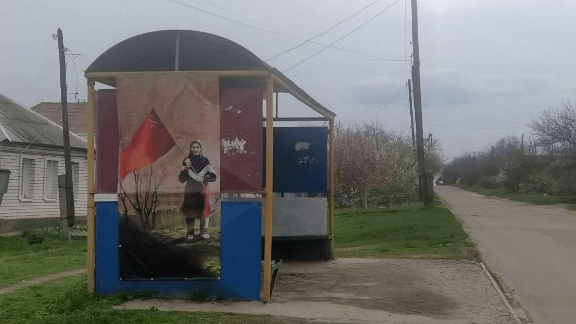 Баннер с украинской бабушкой, которая вышла с советским флагом к украинским военным, на автобусной остановке в Луганске Баннер с украинской бабушкой, которая вышла с советским флагом к украинским военным, на автобусной остановке в Луганске - РИА Новости, 1920, 22.04.2022