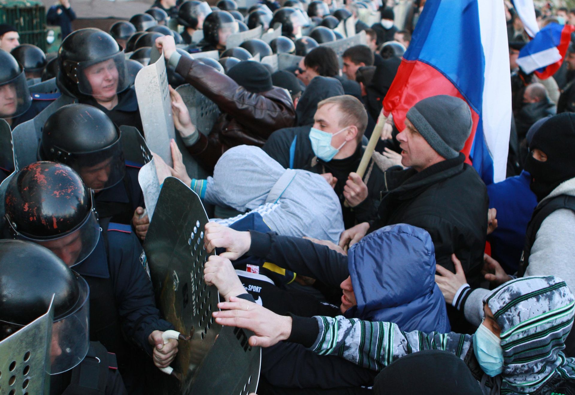 Участники митинга в Донецке, организованного сторонниками референдума о статусе региона, во время столкновения с милицией. Участники митинга в Донецке, организованного сторонниками референдума о статусе региона, во время столкновения с милицией. - РИА Новости, 1920, 22.04.2022