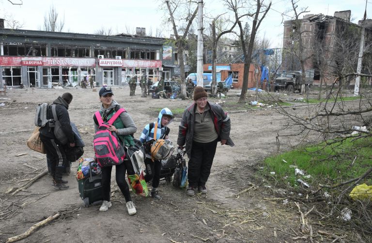 Жители покидают кварталы в Левобережном районе Мариуполя, расположенные у промзоны завода Азовсталь, на территории которого укрылись остатки формирования националистов Жители покидают кварталы в Левобережном районе Мариуполя, расположенные у промзоны завода Азовсталь, на территории которого укрылись остатки формирования националистов