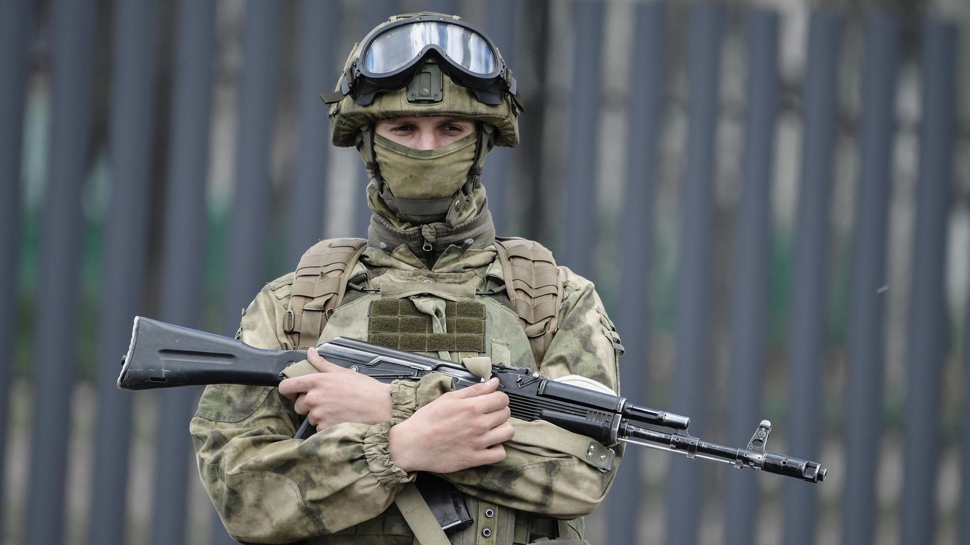 Военнослужащий на улице в Мелитополе Военнослужащий на улице в Мелитополе - РИА Новости, 1920, 25.04.2022