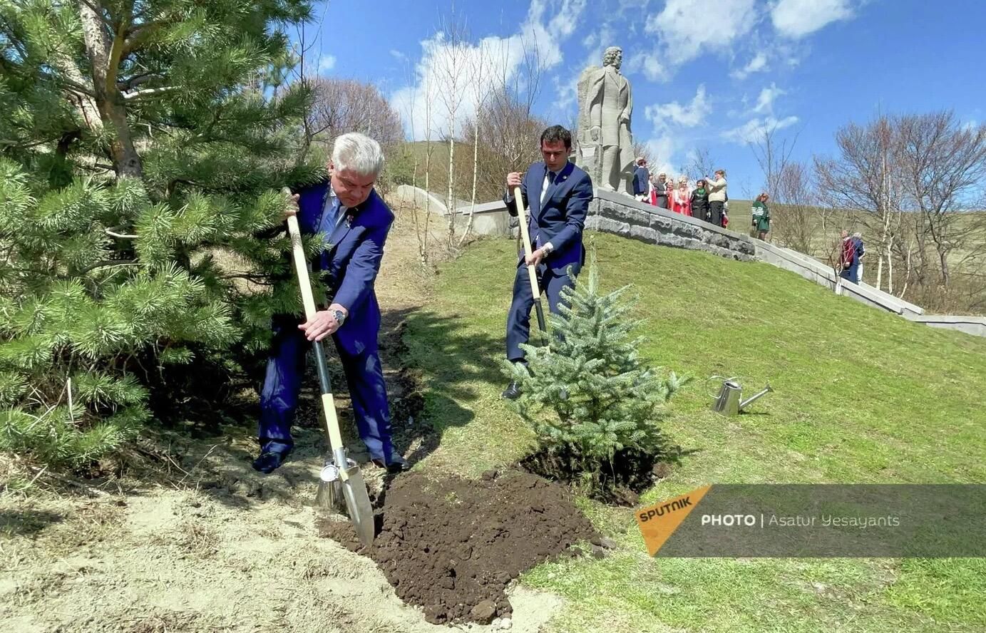 Посадка памятной ели на церемонии открытия памятника Александру Пушкину на Пушкинском перевале Посадка памятной ели на церемонии открытия памятника Александру Пушкину на Пушкинском перевале - РИА Новости, 1920, 22.04.2022