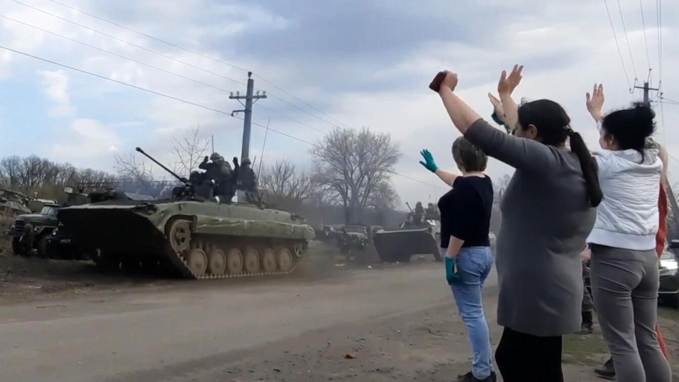 Женщины провожают колонну подразделений ВС России, проходящую через освобожденные от украинских националистических вооруженных формирований населенные пункты Харьковской области в ходе проведения специальной военной операции Женщины провожают колонну подразделений ВС России, проходящую через освобожденные от украинских националистических вооруженных формирований населенные пункты Харьковской области в ходе проведения специальной военной операции - РИА Новости, 1920, 23.04.2022