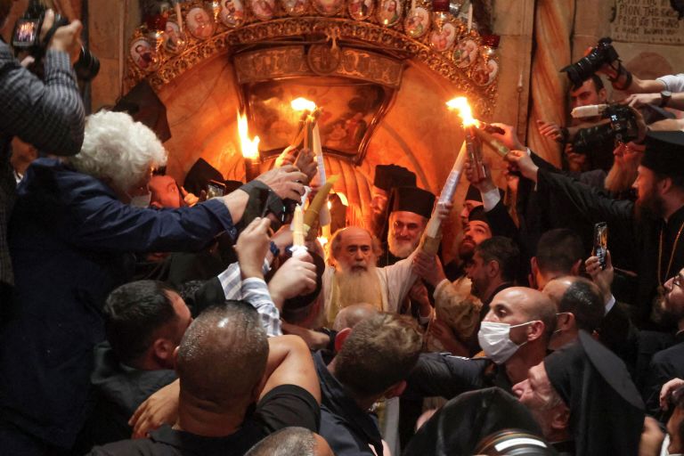 Патриарх Иерусалимский Феофил III во время церемонии схождения Благодатного огня в храме Гроба Господня Патриарх Иерусалимский Феофил III во время церемонии схождения Благодатного огня в храме Гроба Господня