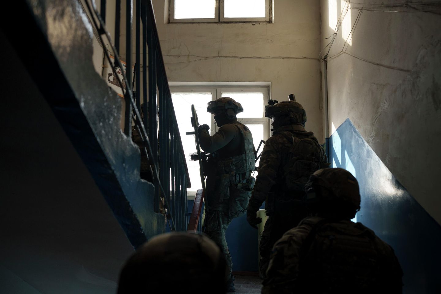 Военнослужащие СБУ при проверке жителей Военнослужащие СБУ при проверке жителей