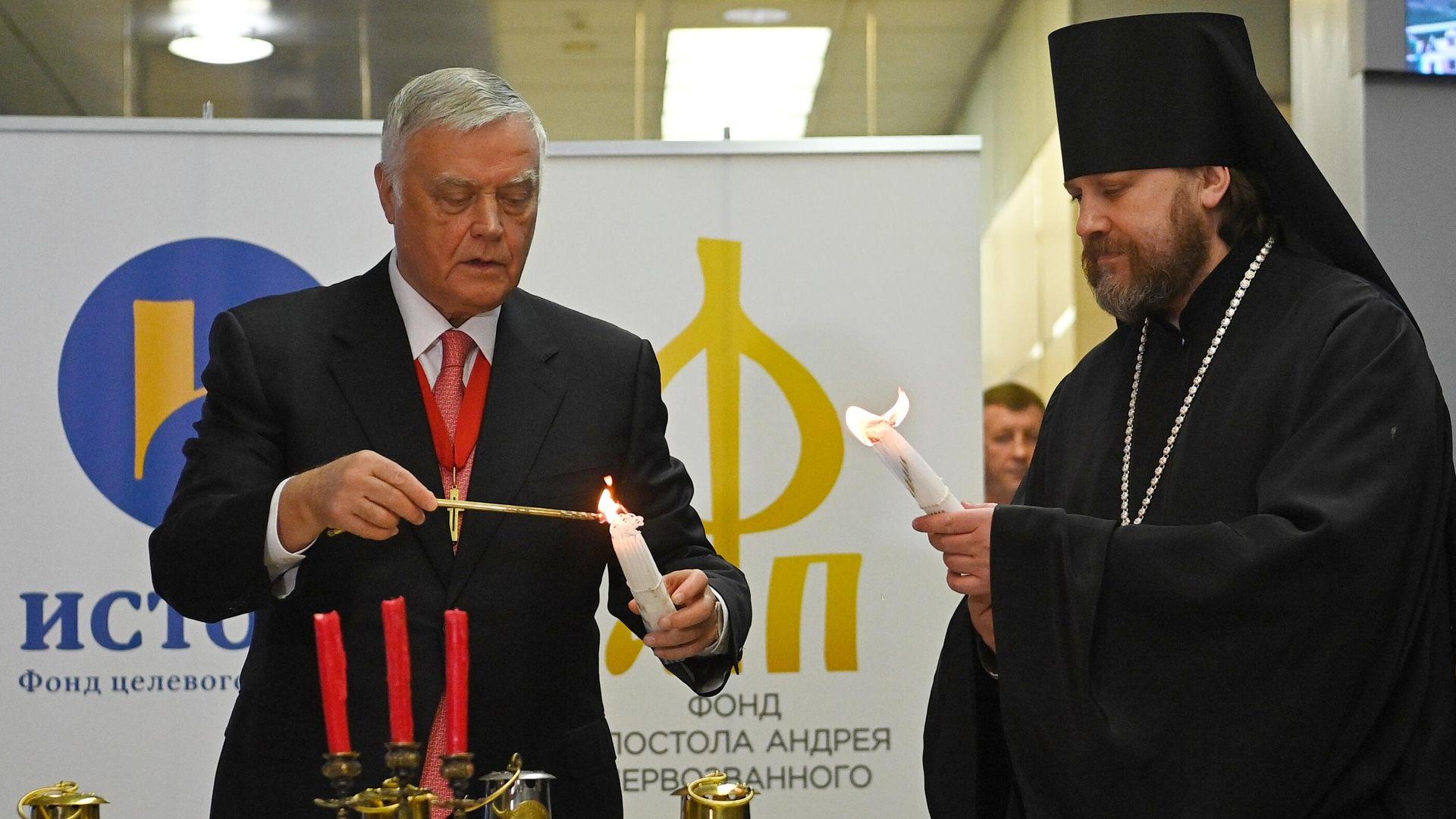 Встреча Благодатного огня в аэропорту Внуково-3 Встреча Благодатного огня в аэропорту Внуково-3 - РИА Новости, 1920, 23.04.2022