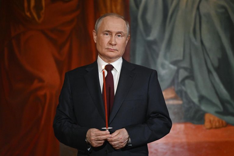 Президент РФ Владимир Путин на праздничном пасхальном богослужении в храме Христа Спасителя в Москве Президент РФ Владимир Путин на праздничном пасхальном богослужении в храме Христа Спасителя в Москве