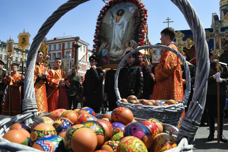 Участники пасхального крестного хода во Владивостоке Участники пасхального крестного хода во Владивостоке