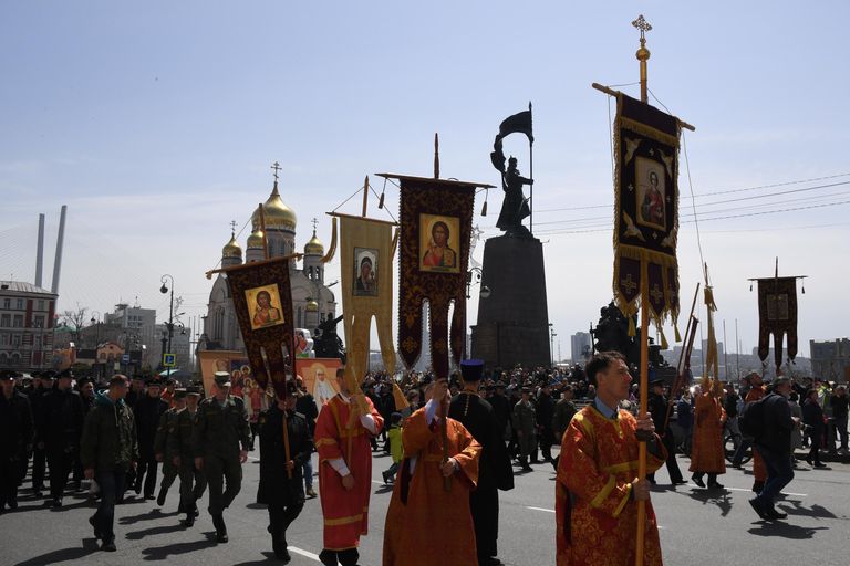 Участники пасхального крестного хода во Владивостоке Участники пасхального крестного хода во Владивостоке