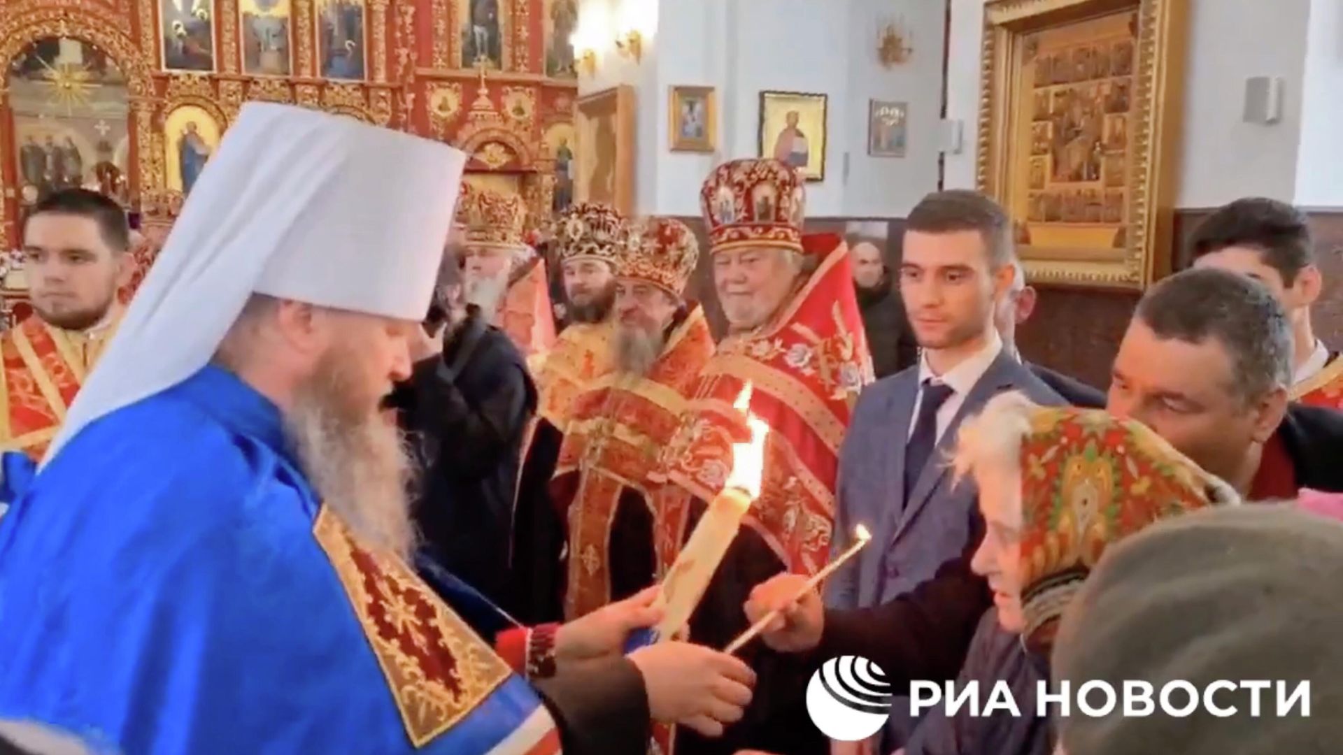 Частицу Благодатного огня доставили в Свято-Владимирский кафедральный собор Луганска Частицу Благодатного огня доставили в Свято-Владимирский кафедральный собор Луганска - РИА Новости, 1920, 24.04.2022