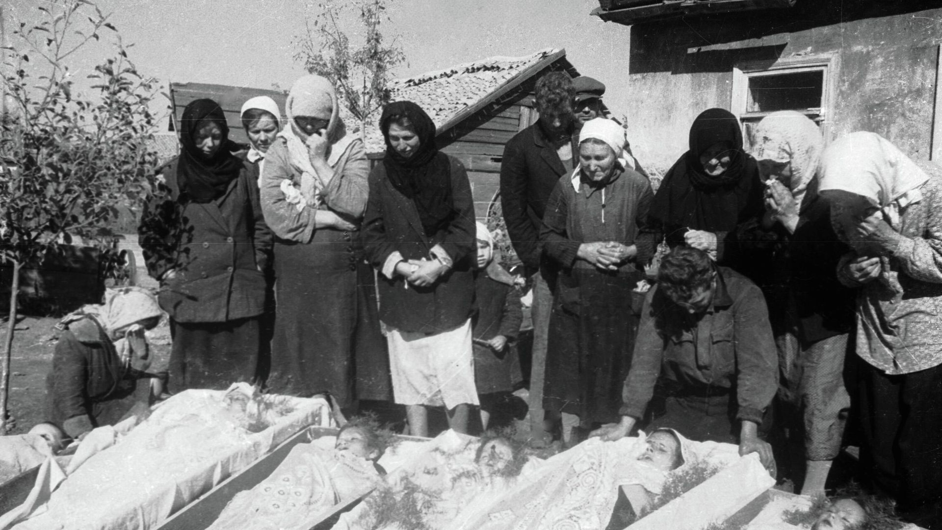 Жители Донбасса во время похорон односельчан: женщин, стариков и детей, зверски замученных и убитых гитлеровцами. - РИА Новости, 1920, 06.09.2025