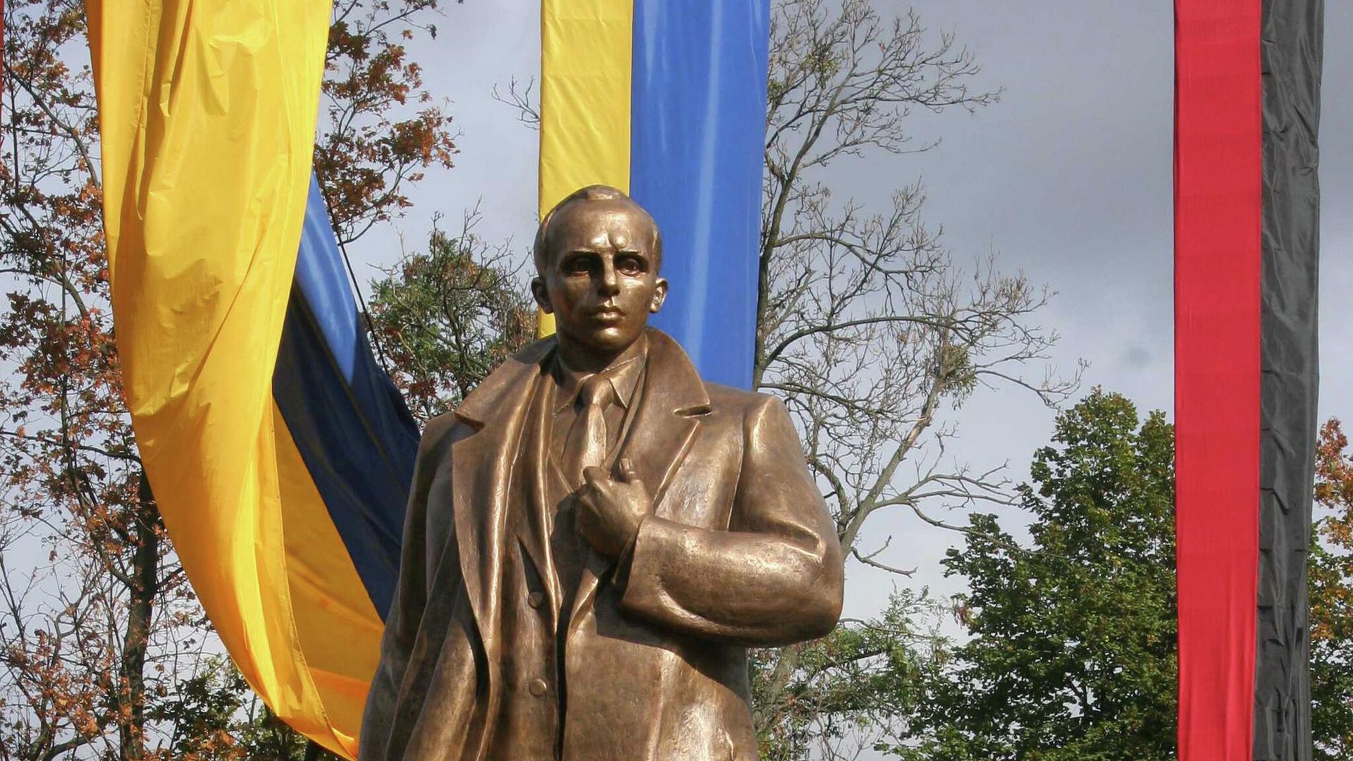 Открытие памятника идейному лидеру Организации украинских националистов* (ОУН*) Степану Бандере во Львове. - РИА Новости, 1920, 30.12.2025