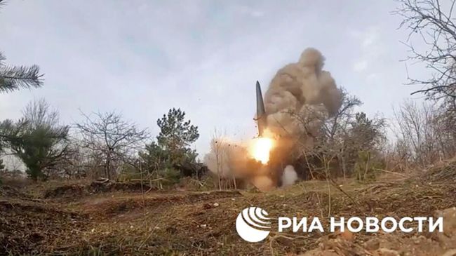 Оперативно-тактический комплекс Искандер производит запуск ракеты